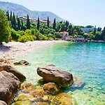 Dubrovnik Moonshine * مْليني